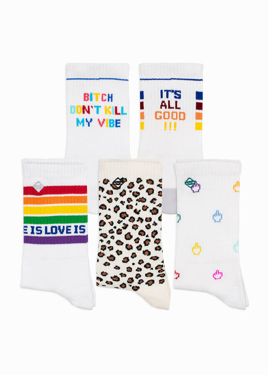 Fünf Paar verspielte J.Clay Tennissocken: zwei mit Regenbogenstreifen und Botschaften, ein Paar mit Tiermotiven sowie zwei weiße Paare mit bunten Symbolen und fetten Textmustern, die Ihren Look perfekt aufpeppen.