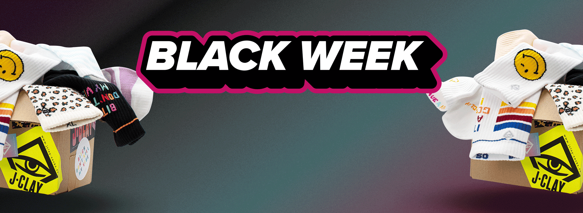 Bunte Socken mit verschiedenen Mustern und Smiley-Gesichtern sind auf Kästen zu beiden Seiten eines Banners mit der Aufschrift BLACK WEEK
