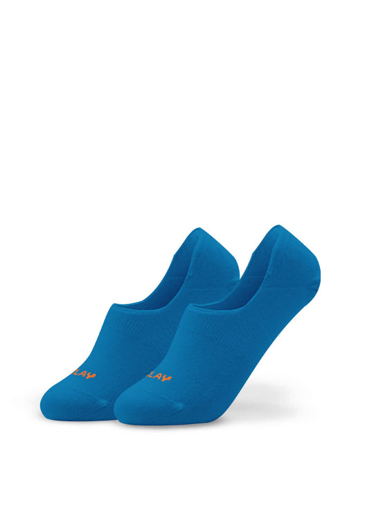 Ein Paar hellblaue J.Clay unsichtbare Füßlinge mit einem kleinen orangefarbenen Logo in der Nähe der Spitze, entworfen als nicht rutschende Füßlinge, dargestellt auf weißem Hintergrund.