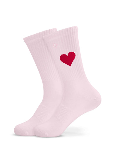 Blossom Heart hellrosa Tennissocken von J.Clay mit rotem Herzmotiv auf der Seite, abgebildet auf weißem Hintergrund.