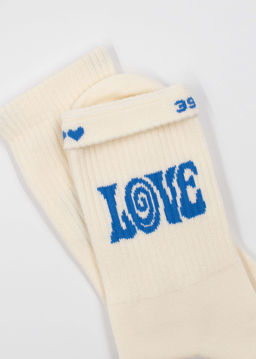 J.Clay boho love: Creme Tennissocken mit blauem LOVE  Herz - nachhaltige Damensocken.