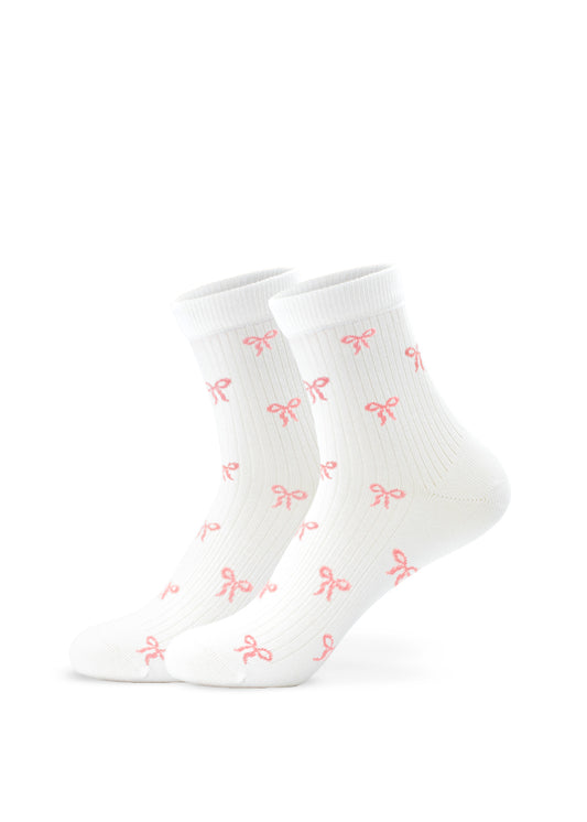 J.Clay Bowtiful - Weiße Midi-Socken mit rosa Schleifen, die nebeneinander auf weißem Hintergrund abgebildet sind.