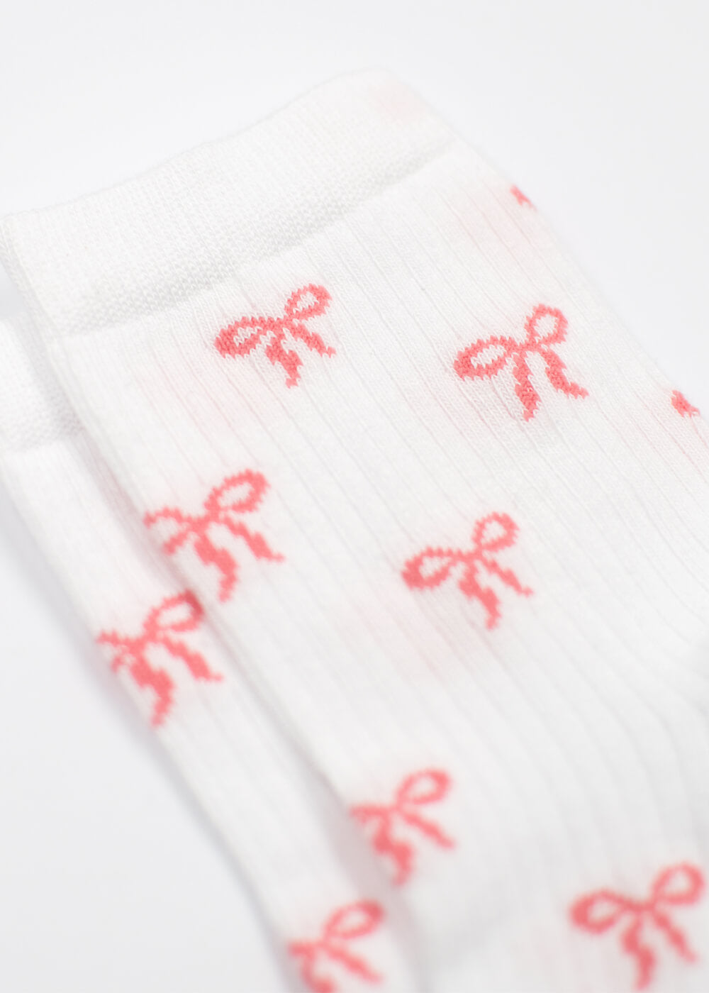 J.Clay Bowtiful - Midi: Weiße Rippstrümpfe mit kleinen rosa Schleifen.