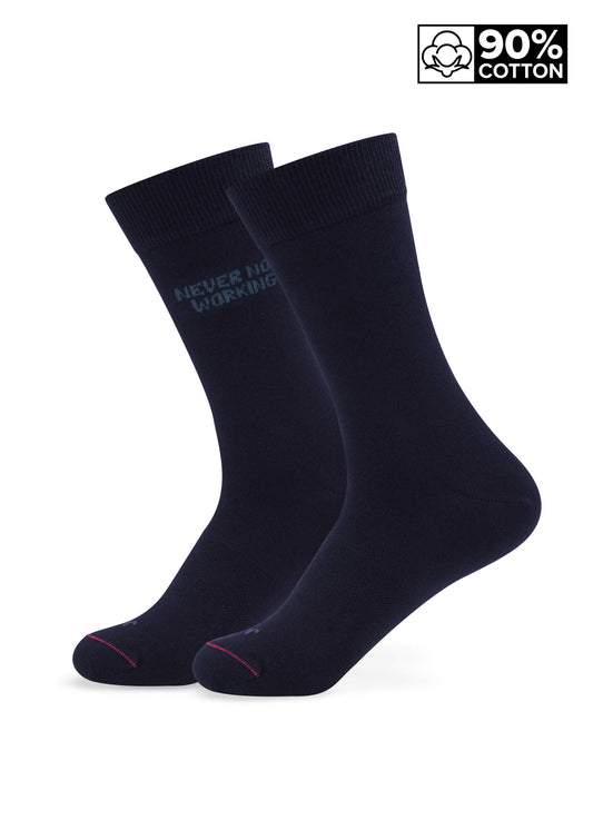 Ein Paar dunkelblaue J.Clay-Business-Socken mit dem Aufdruck "NEVER NOT WORKING" an der Seite und einem Etikett in der rechten oberen Ecke, auf dem steht, dass sie aus 90% Baumwolle bestehen.