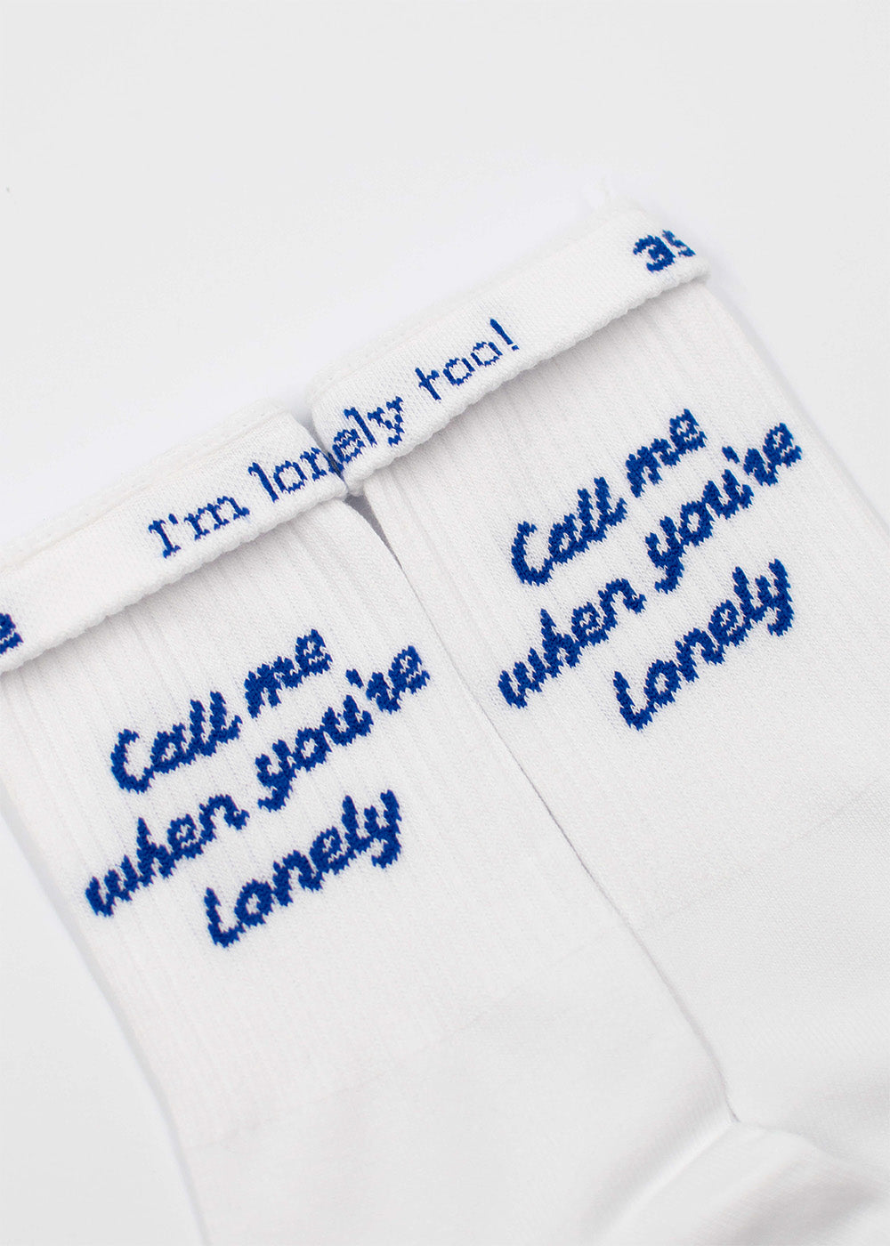 J.Clay Call Me: Weiße Tennissocken mit blauem Text "Ruf mich an, wenn du einsam bist und ich bin auch einsam.