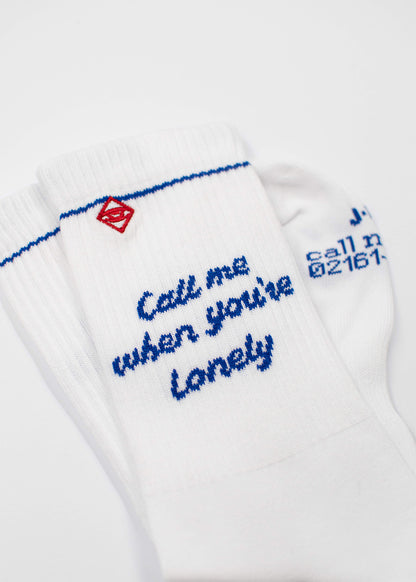 Weiße J.Clay Call Me Tennissocken mit blauem Schriftzug und kleinem roten Design.