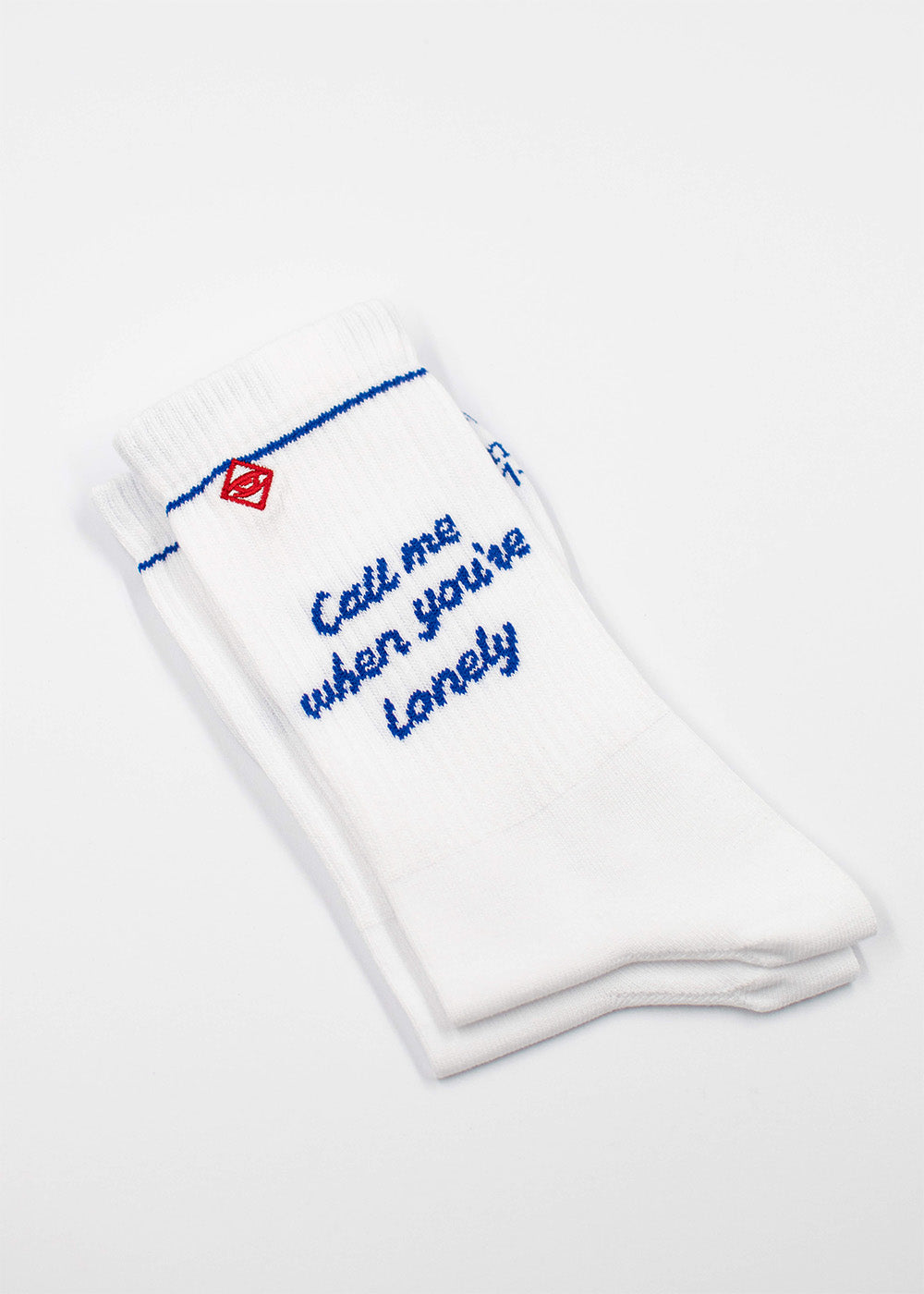 Weiße J.Clay Tennissocken "Call Me" mit blauem Text und rotem Symbol.