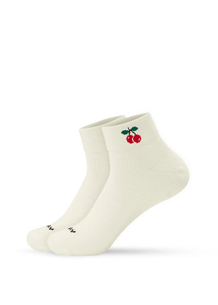J.Clay Cherry - Sneaker Socken High: weiße Socken mit kleinem roten Kirschmotiv am oberen Rand.