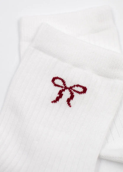 J.Clay Cherry Bow - Midi: weiße gerippte Socken mit einer kleinen roten Schleife am oberen Ende.