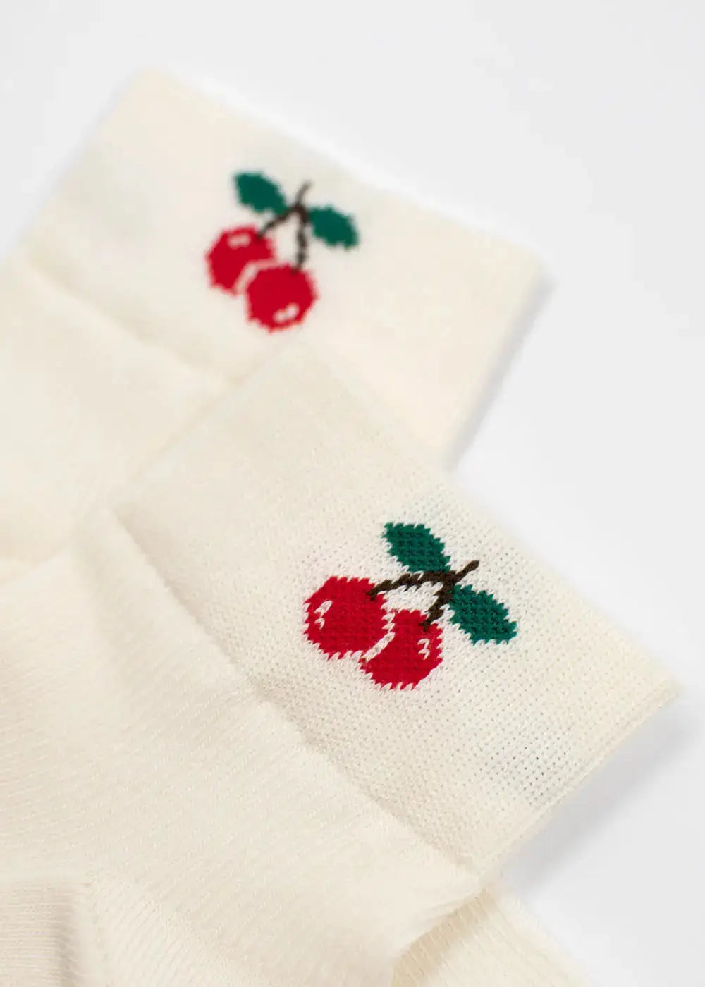 J.Clay Cherry - Sneaker Socken High: cremefarbene Socken mit süßer Kirschstickerei am Bündchen.