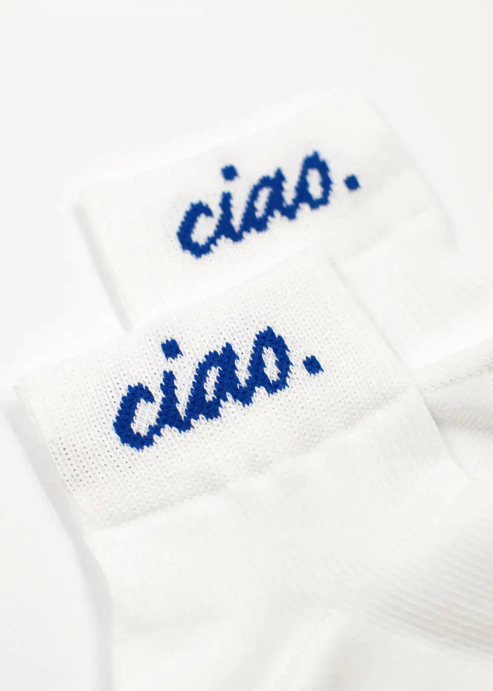J.Clay Ciao. - Sneaker Socken High: Weiße Socken mit blauem Schriftzug für urbane Looks.