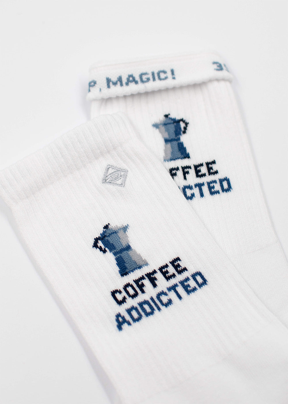 J.Clay Coffee Addicted Tennissocken mit blauer Espressomaschine und gesticktem Slogan.