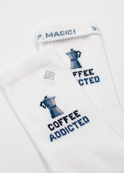 J.Clay Coffee Addicted Tennissocken mit blauer Espressomaschine und gesticktem Slogan.