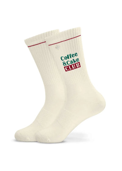 J.Clay Coffee  Cake Club weiße Socken mit grünem und rotem Text an der Seite.