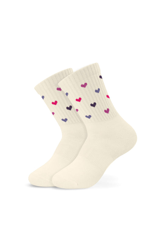 Ein Paar cremefarbene gerippte J.Clay Kinder Tennissocken mit kleinen rosa, lila und roten Herzmustern, die über den oberen Teil verstreut sind.