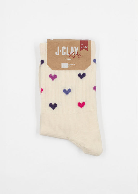 Drei Paar cremefarbene Kindersocken von J.Clay (ab 5 Jahren) mit gerippten Oberteilen, auf denen kleine lila, rosa und rote Herzen gleichmäßig über den Stoff verstreut sind. - Kinder, Baby & Partner Packs
