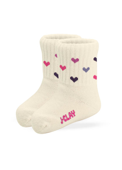 Ein Paar cremefarbene J.Clay Baby Socken mit rosa, lila und marineblauen Herzen und "JCLAY" in rosa auf der Sohle. Ideal als Kinder Socken 0-4 Jahre, um Ihren Kleinen einen bezaubernden Stil zu verleihen.
