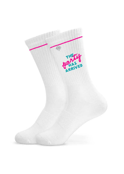 J.Clay The Party Has Arrived - Community Edition weiße Crew-Socken mit rosa und blauem Text.