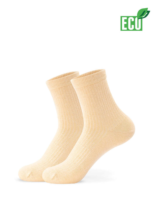 Ein Paar hellbeige gerippte Damen Socken aus Bio Baumwolle von J.Clay steht aufrecht vor weißem Hintergrund, mit grünem ECO-Label und Blatt-Symbol oben rechts - ideal für den Sommer dank nachhaltigem Material.