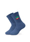 „Driving Home for Christmas – Kids“ von J. Clay: blaue Socken mit rotem Auto und grünem Baum als Motiv.