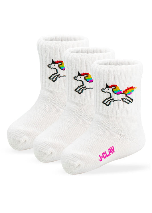 Drei Paar weiße J.Clay-Babysocken für Kinder von 0 bis 4 Jahren. Jedes Paar zeigt ein verpixeltes Einhorn mit Regenbogenmähne und -schwanz auf dem Bündchen sowie den Aufdruck "J-CLAY" in Pink in der Nähe der Zehen - die perfekten Kindersocken.