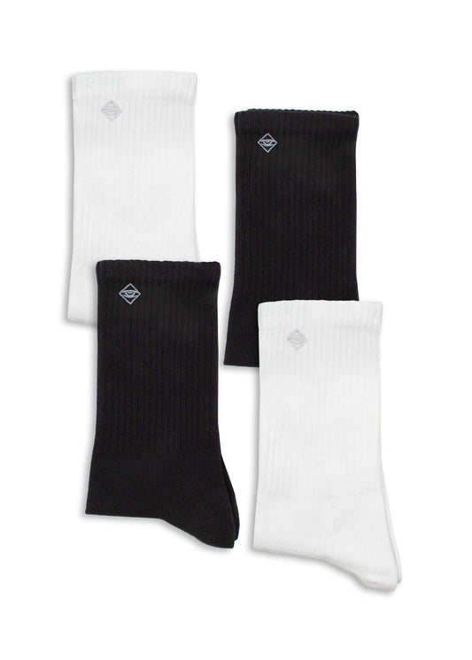 Vier J.Clay Crew-Socken - zwei schwarze, zwei weiße - mit einem kleinen gestickten geometrischen Logo in der Nähe des oberen Endes. Die Socken sind flach auf einem weißen Hintergrund in einem abwechselnden Farbmuster angeordnet.