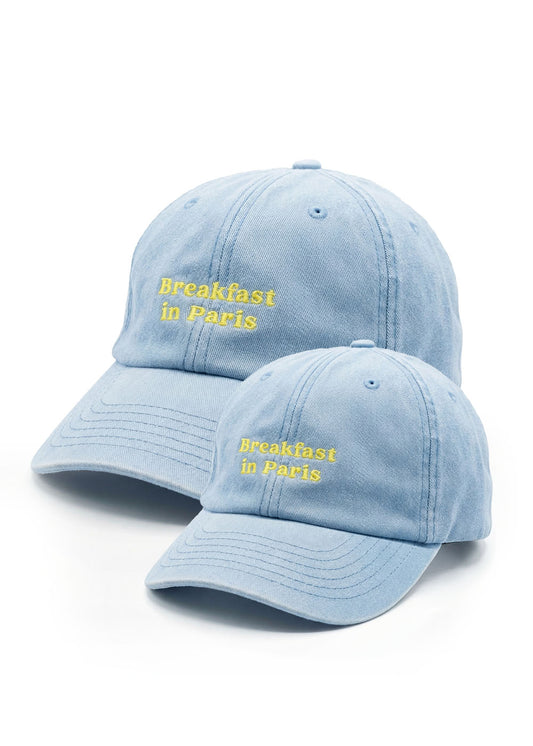 Zwei J.Clay "Breakfast in Paris - Fam Pack" hellblaue Mützen mit gelber Stickerei.
