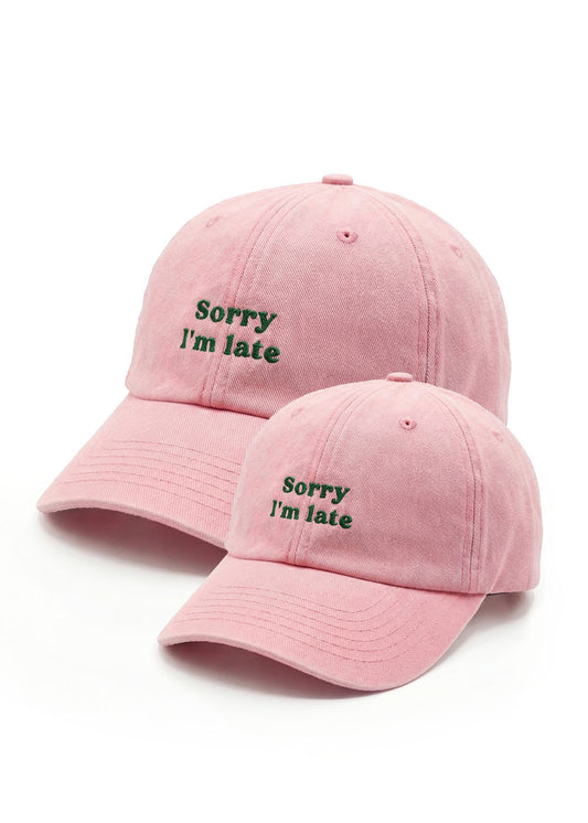 Zwei rosa J.Clay "Sorry I'm late" Fam Pack Mützen mit grüner Stickerei auf der Vorderseite.