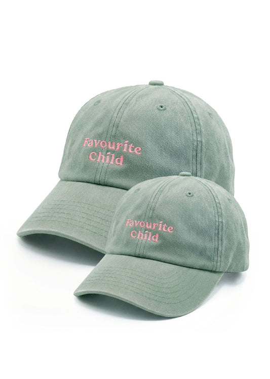 Zwei grüne J.Clay Favourite Child - Fam Pack Mützen mit rosa Stickerei auf der Vorderseite.