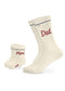 J.Clay Mini Dad - Fam Pack: zwei cremefarbene Socken, Dad  Mini in roter Schrift, Seite an Seite.