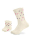 Zwei Paar cremefarbene J.Clay Partner-Look Socken - eins für Erwachsene, eins für Kinder - sind mit rosa, lila und roten Herzen versehen. Auf dem Paar für Kinder steht "HAPPY" in Pink in der Nähe der Zehen, perfekt für einen süßen Mini Me Socken-Stil.