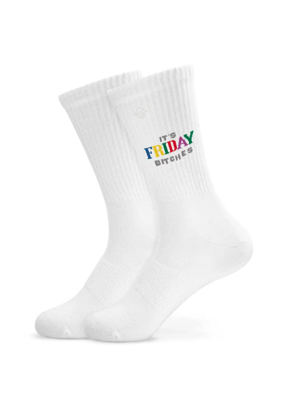 Ein Paar weiße J.Clay-Tennissocken mit gerippten Oberteilen, auf denen "ITS FRIDAY BITCHES" in fetten, bunten Buchstaben in der Nähe des Oberteils aufgestickt ist.