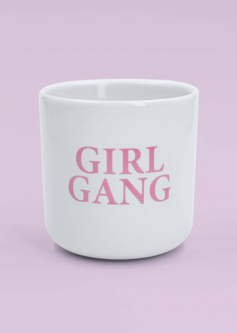 Die J.Clay Girl Gang - Tasse ohne Henkel zeigt bold pinke Schrift auf weißem Grund - ein perfektes Geschenk für die beste Freundin, stilvoll präsentiert vor zartem Rosa.