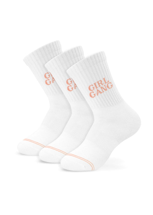 Drei Paar weiße, gerippte J.Clay Crew-Socken für Kinder mit "GIRL GANG" in rosa an den Seiten und einem dünnen rosa Streifen an den Zehen - perfekt ab 5 Jahren als Kindersocken oder stylishe Kinder Tennissocken.