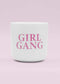 Der weiße Keramikbecher ohne Henkel von J.Clay zeigt GIRL GANG in fetten rosa Buchstaben auf einem hellrosa Hintergrund - perfekt, um Momente mit deinem Girl Gang Pack zu teilen.