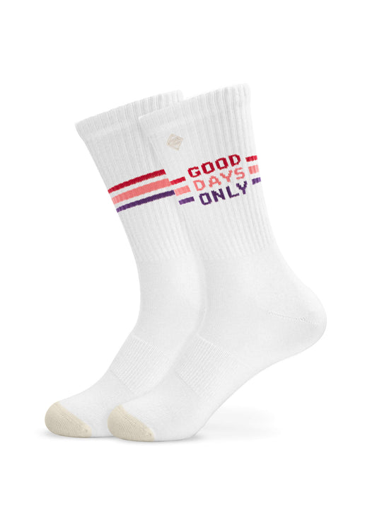 Ein Paar weiße Tennissocken von J.Clay mit roten und violetten Streifen und der Aufschrift "GOOD DAYS ONLY" in Rot am oberen Rand sowie cremefarbenen Zehen für mehr Stil. Ausgestellt auf einem schlichten weißen Hintergrund.