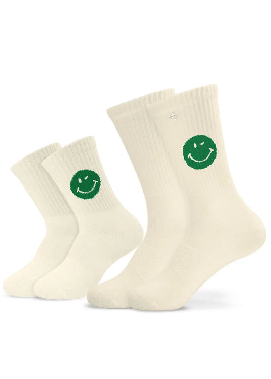 Zwei Paar cremefarbene J.Clay-Crew-Socken, die jeweils ein grünes, lächelndes Gesicht an der Seite aufweisen. Die Green Smile Socken sind in Erwachsenen- und Kindersockengrößen erhältlich - ideal für Eltern-Kind-Socken und passende Familienoutfits.