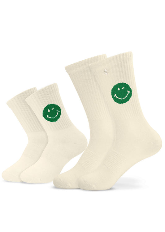 Zwei Paar cremefarbene J.Clay-Crew-Socken, die jeweils ein grünes, lächelndes Gesicht an der Seite aufweisen. Die Green Smile Socken sind in Erwachsenen- und Kindersockengrößen erhältlich - ideal für Eltern-Kind-Socken und passende Familienoutfits. - Mama Kind Packs