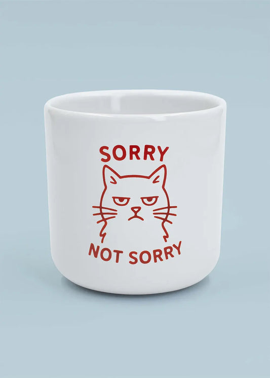 J.Clay Sorry - Tasse: Weiße Tasse mit mürrischem Katzengesicht und rotem "Sorry Not Sorry"-Text.