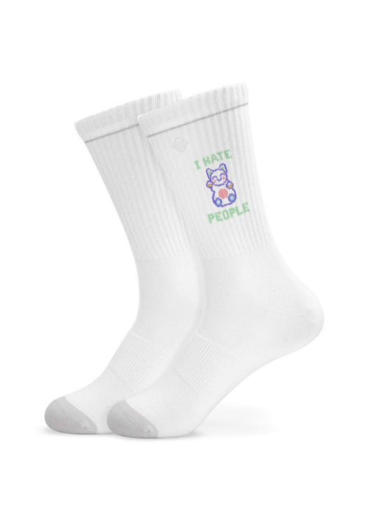 Ein Paar weiße, gerippte J.Clay Tennissocken mit einem kleinen Cartoon-Bären und dem grünen Text "I HATE PEOPLE" an der Seite.