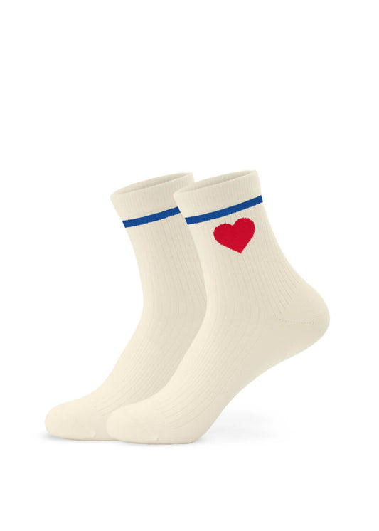 Weiße Baumwollsocken Damen von J.Clay, gerippt, mit einem blauen Streifen oben und einem roten Herz an der Seite, auf weißem Hintergrund.