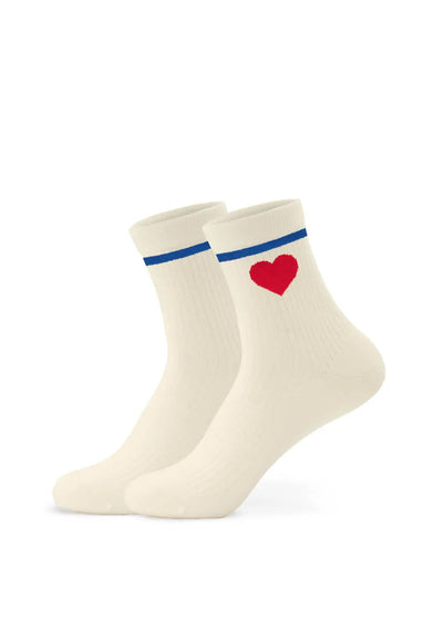 Weiße Baumwollsocken Damen von J.Clay, gerippt, mit einem blauen Streifen oben und einem roten Herz an der Seite, auf weißem Hintergrund.