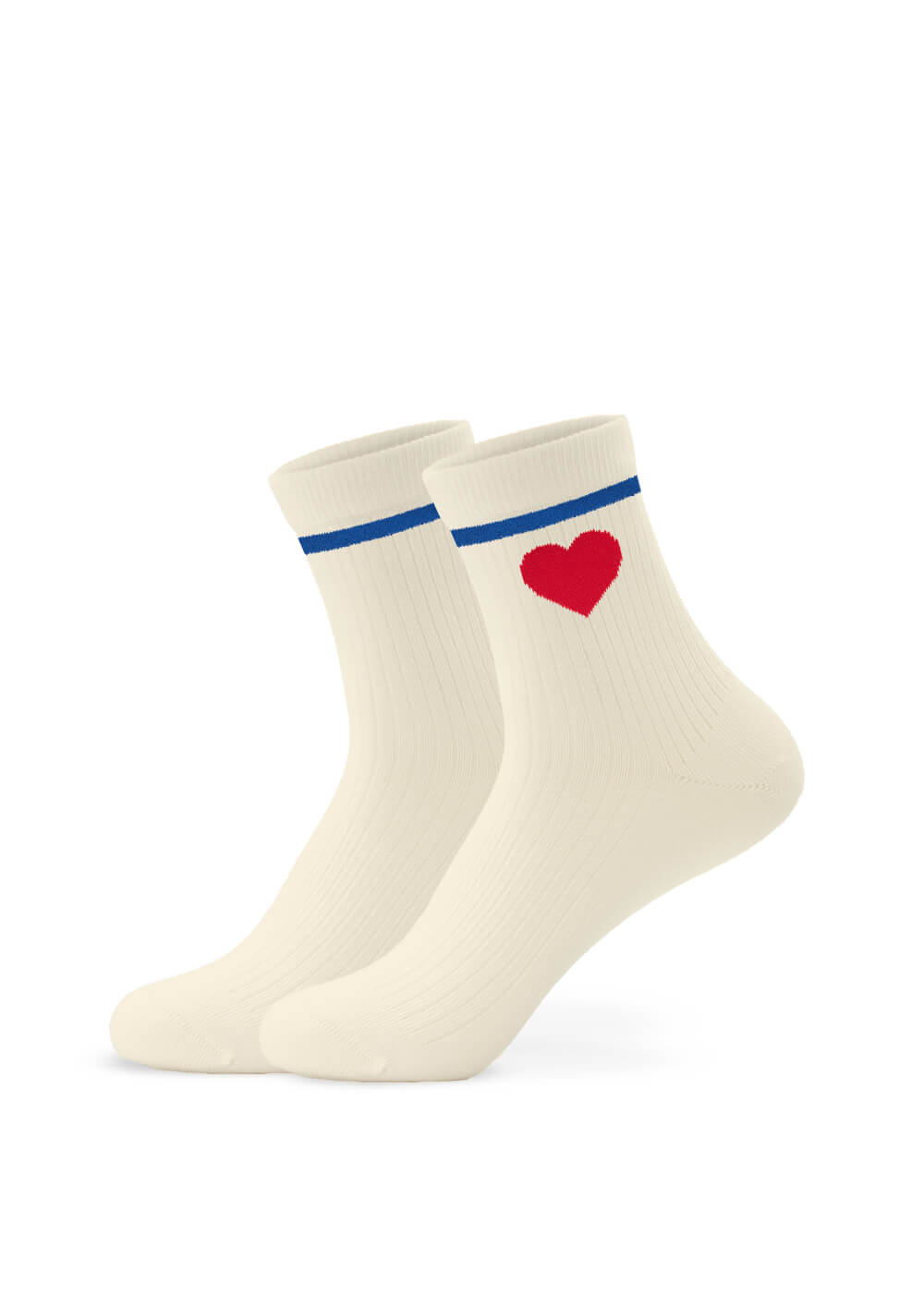 Weiße Baumwollsocken Damen von J.Clay, gerippt, mit einem blauen Streifen oben und einem roten Herz an der Seite, auf weißem Hintergrund.
