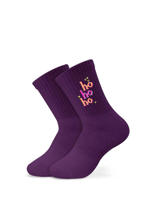 J.Clay ho ho ho – Kinder: Lila Socken mit der Aufschrift „ho ho ho“ in Rosa und Gelb an der Seite.