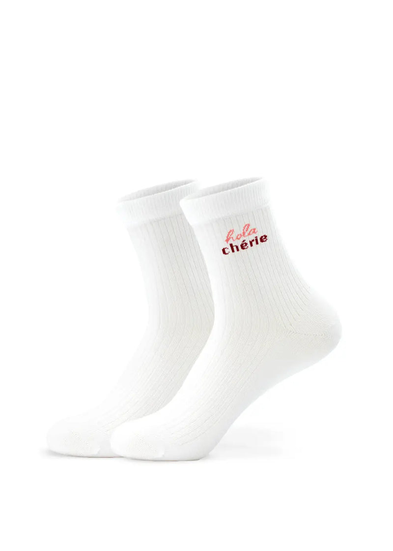 Weiße gerippte J.Clay Hola Chérie - Midi-Socken mit rotem "hola chérie" am oberen Rand.