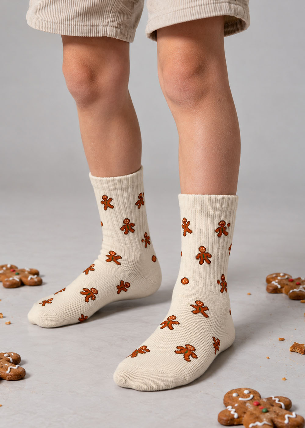 Cremefarbener Lebkuchenmann – Kindersocken mit Lebkuchenmännchen-Motiv.