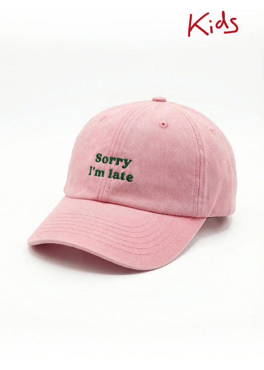 J.Clay Sorry I'm late - Kindermütze: Rosa mit salbeigrüner "Sorry I'm late"-Stickerei auf der Vorderseite.