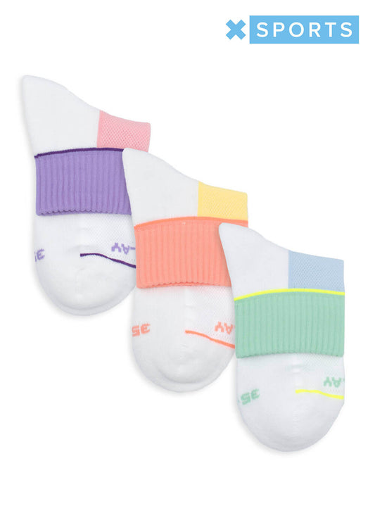 Drei Paar weiße J.Clay Sportsocken mit dicken pastellfarbenen Bündchen in Lila, Orange und Grün. Jede hat einen zweiten Farbblock an der Ferse und eine gepolsterte Sohle für Komfort und Feuchtigkeitskontrolle. Das J.Clay-Logo ist oben rechts auf dem weißen Hintergrund.