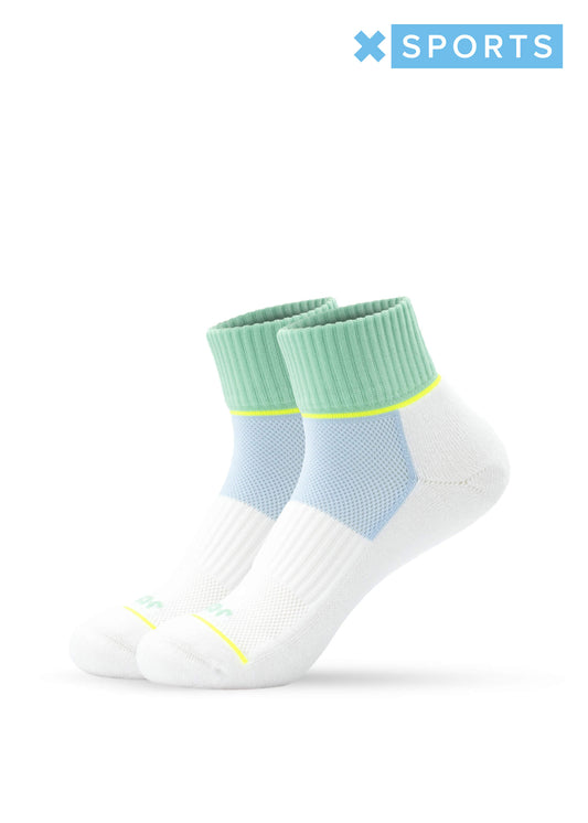 Ein Paar weiße kurze Sportsocken von J.Clay mit hellblauen und gelben Akzenten, gepolsterter Sohle und grünen Rippenbündchen ist auf einem einfarbig weißen Hintergrund abgebildet. Ein blaues SPORTS-Label mit einem X erscheint in der oberen rechten Ecke.