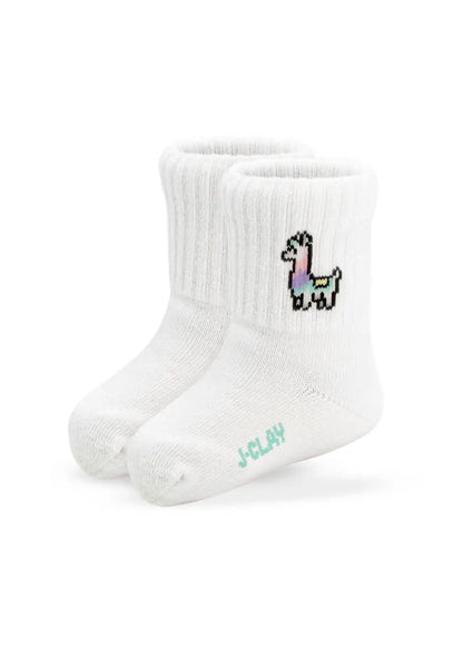 J.Clay Lama - Mini: Weiße Socken mit Regenbogen-Lama-Muster und J.Clay auf der Sohle.